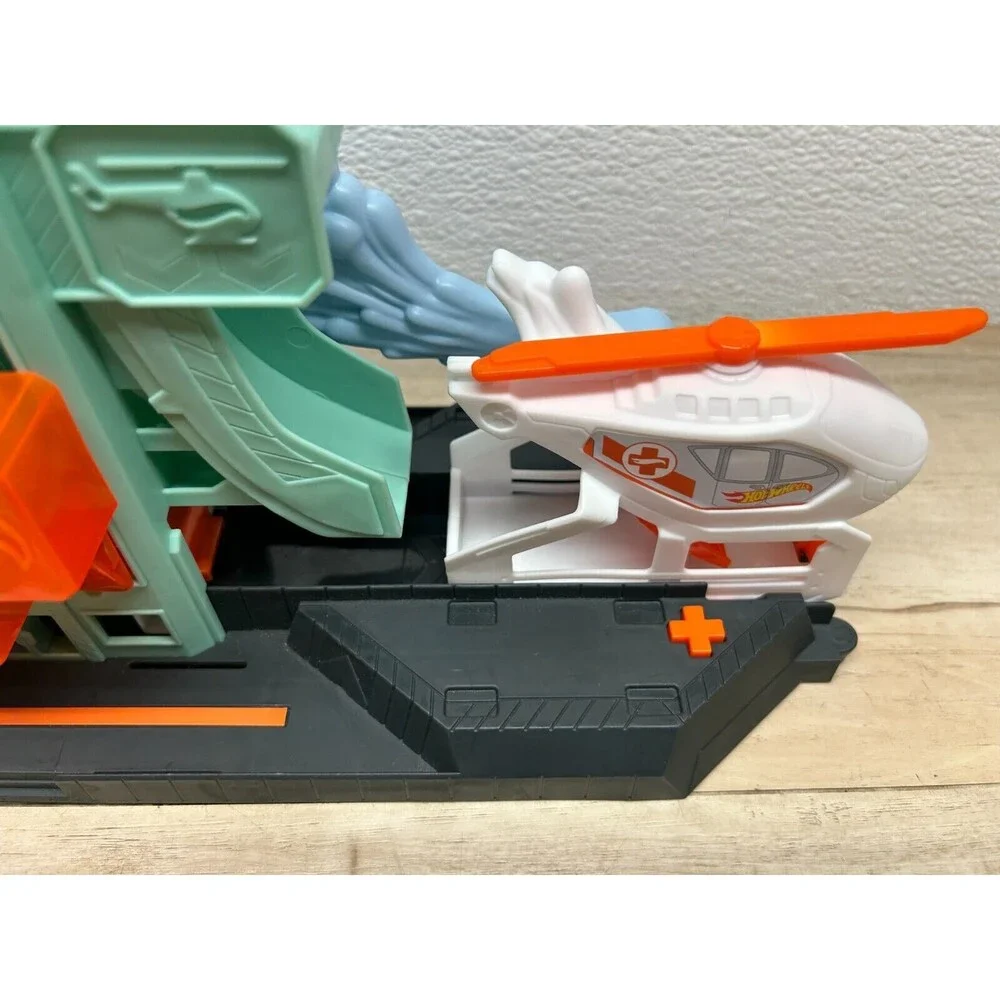 2019 Mattel Hot Wheels Bat Blitz Hospital Atack W/ Helicopter Play Set Only